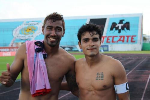 Dos de los tres goleadores freseros en el partido contra Pioneros de Cancún.