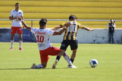 Armando González luchando por la posesión del balón.